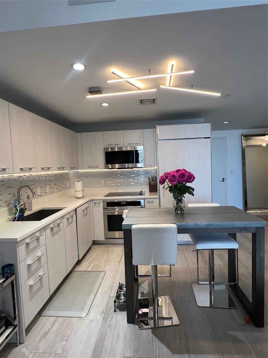 45 SW 9th St 2702