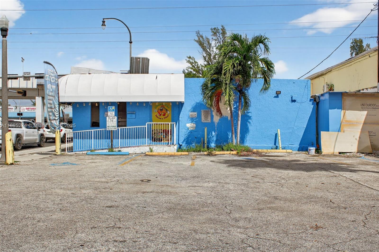 Main image without alt text