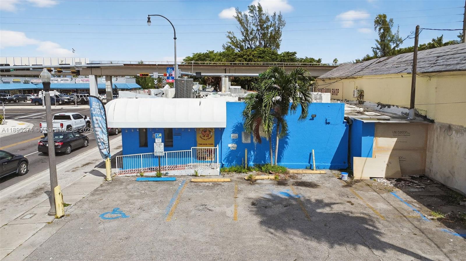 Main image without alt text