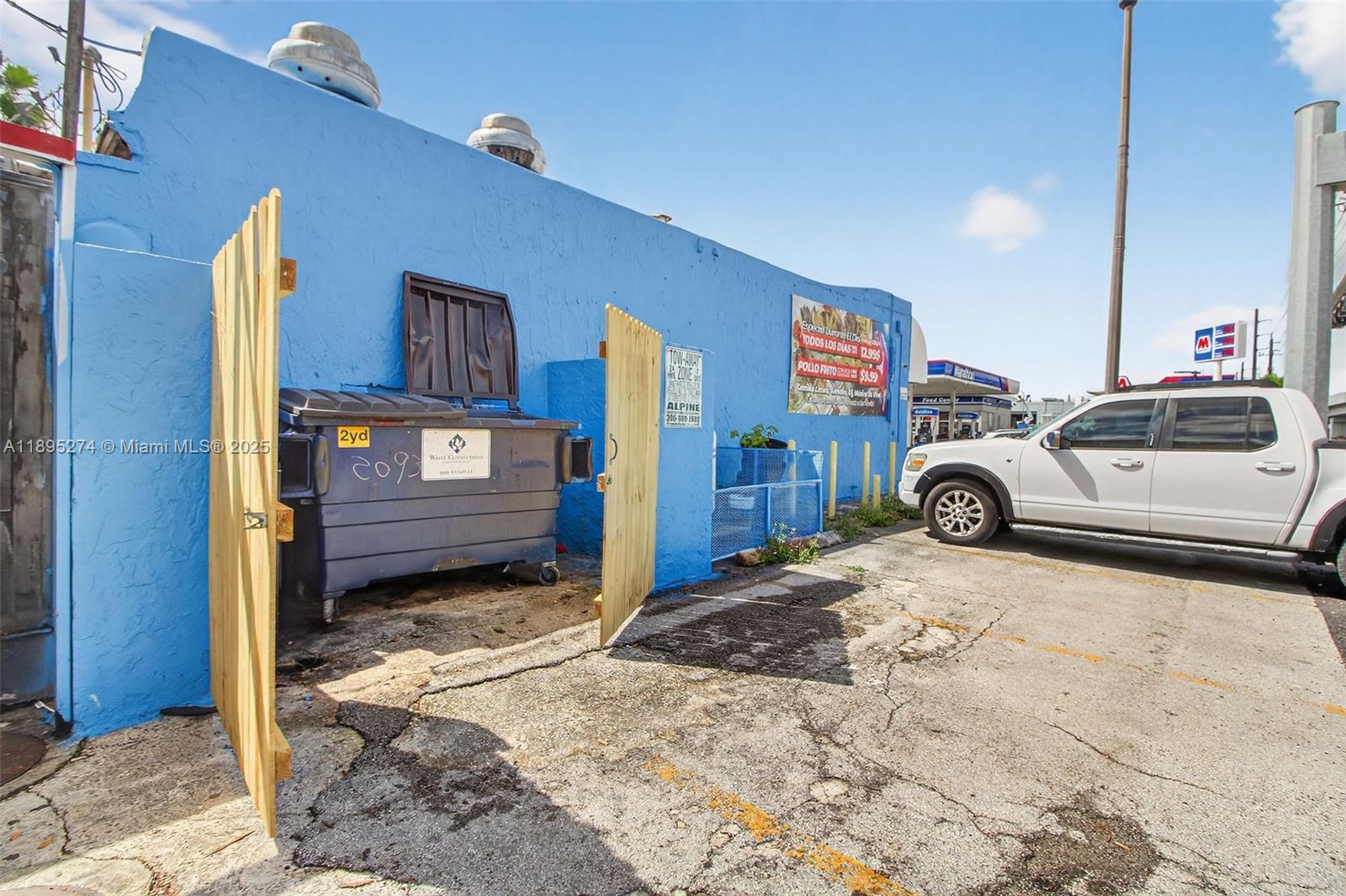 Main image without alt text