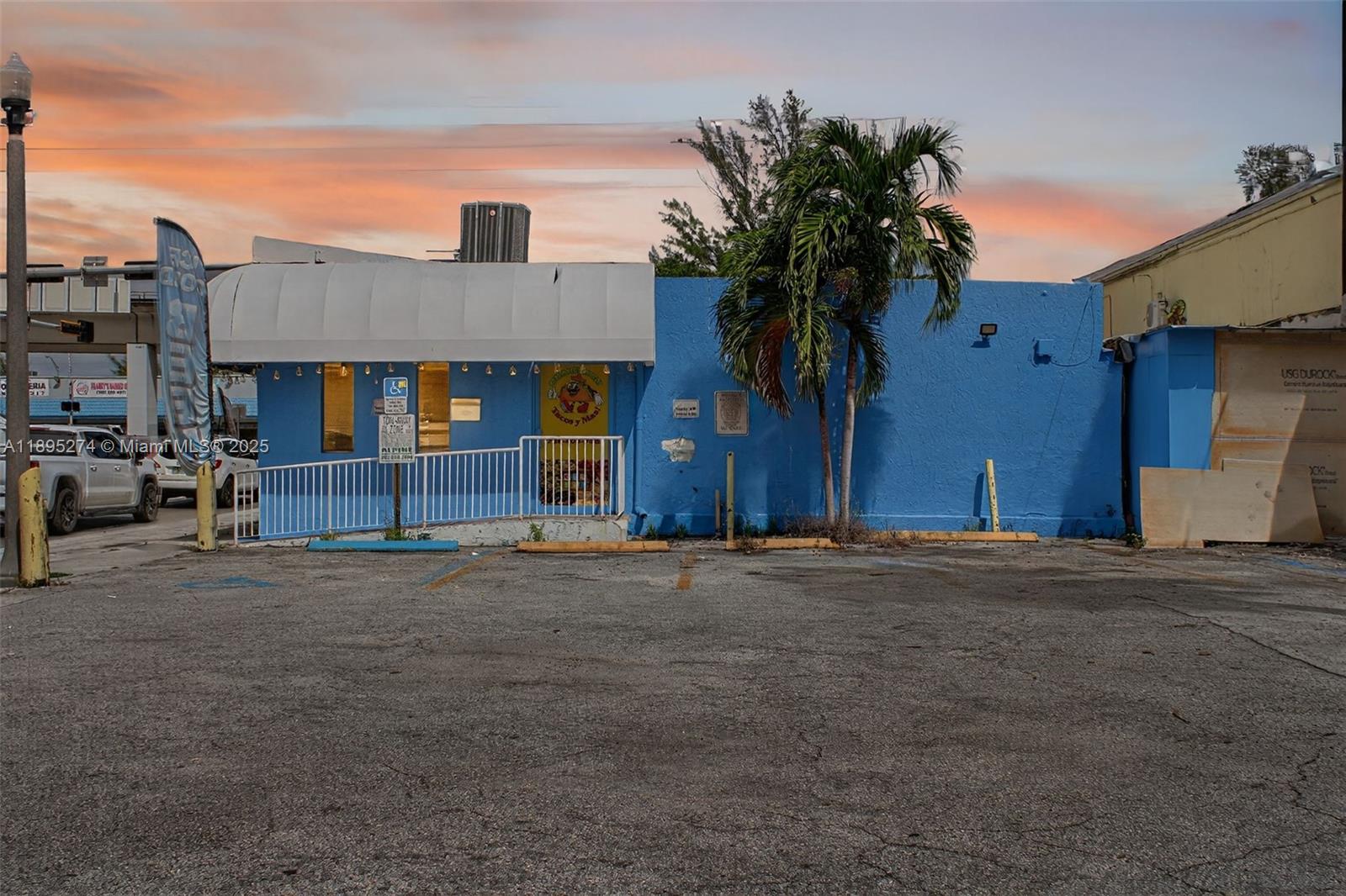 Main image without alt text