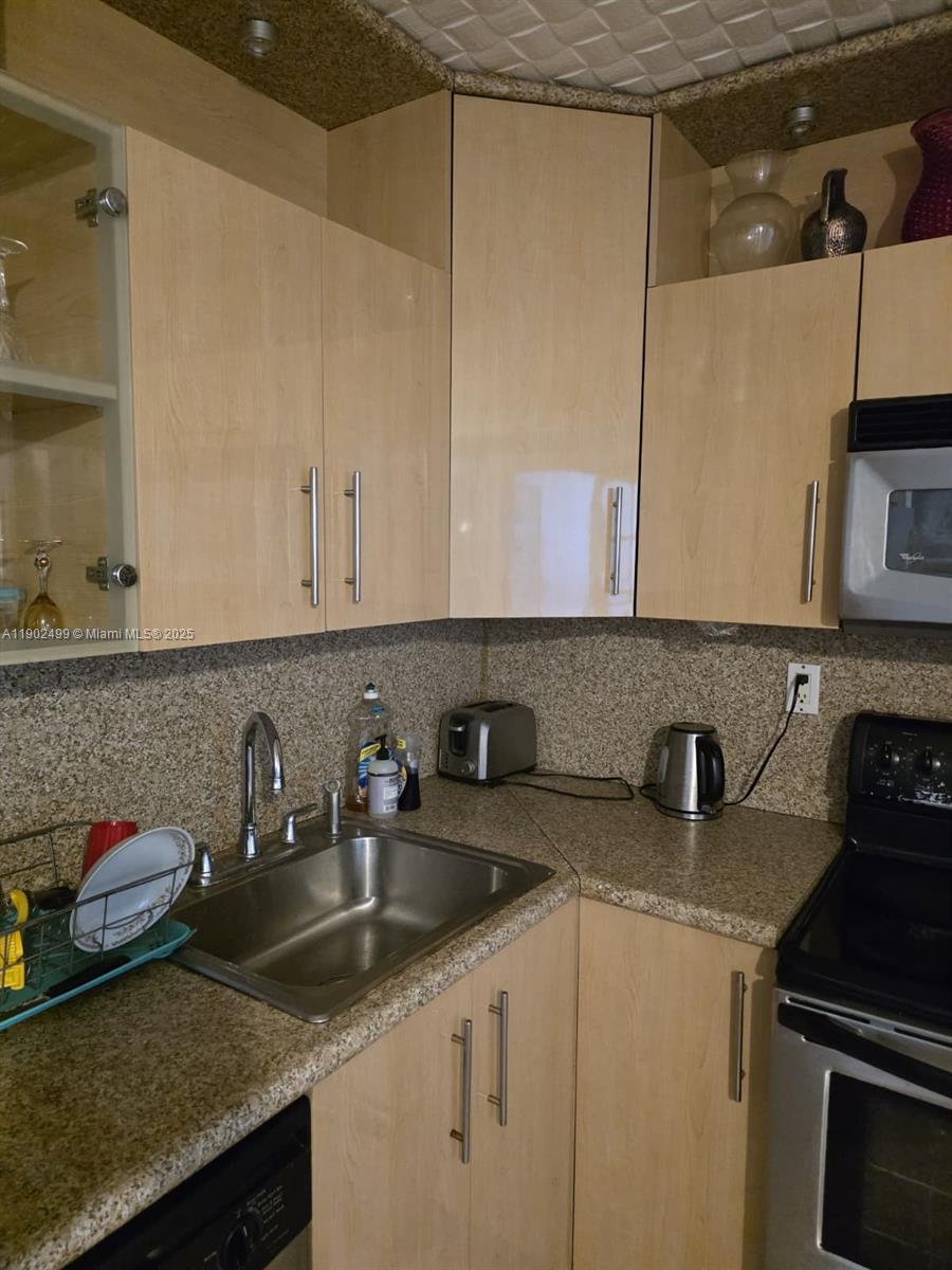 PLAZA TOWERS NORTH CONDO - Residential