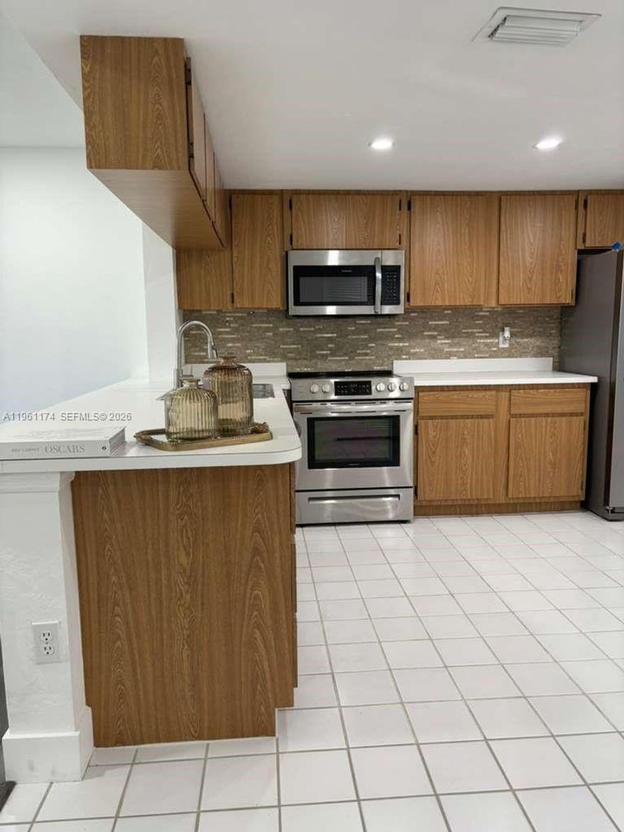 Location! Newly remodeled corner apartment with breathtaking lake and golf course views,  serene and privileged atmosphere. This bright residence features spacious living areas filled with natural light and the convenience of an in-unit washer and dryer. Located in a well-maintained, strategically positioned community with a pool,  with easy access to Hospitals, shopping, dining, and easy access to major highways. Schedule your showing today and discover your next home!