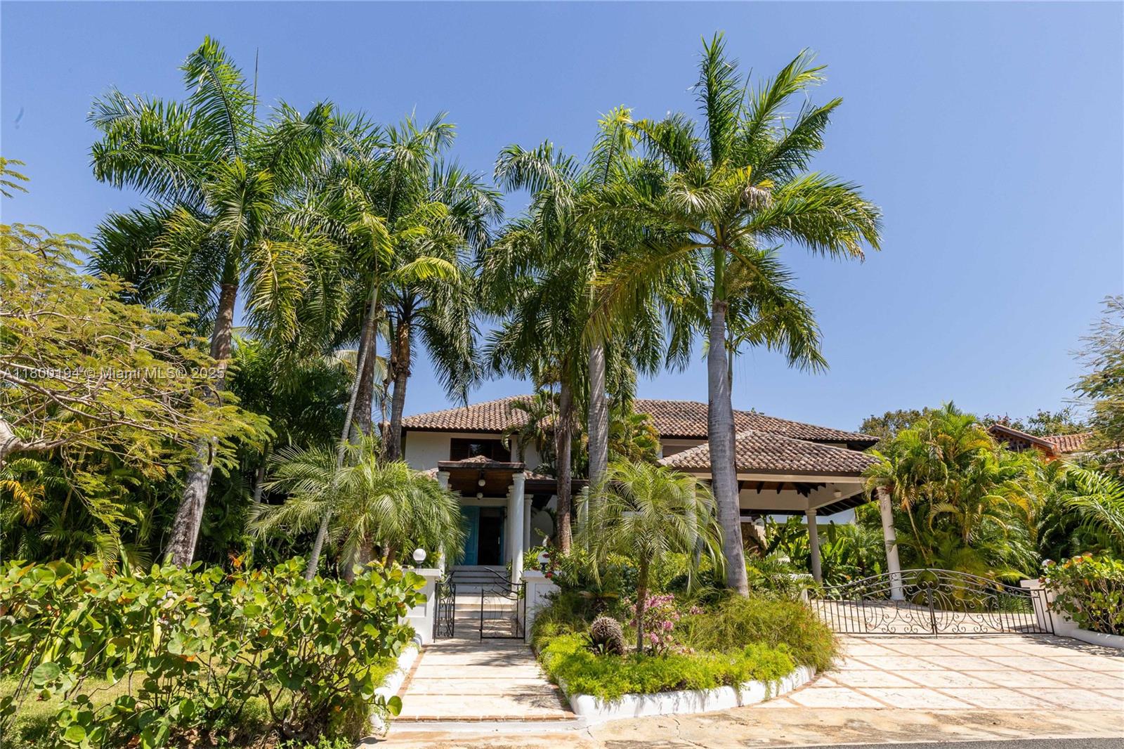 This stunning 5-bedroom villa is the ultimate escape into nature. Tucked away in lush greenery, it offers total privacy and a serene, tropical atmosphere. The spacious backyard features a refreshing pool, a beautiful gazebo perfect for lounging or entertaining, and outdoor showers in the downstairs bedrooms for that true island-living experience.
Just 7 minutes from Minitas Beach and right next to the hotel amenities — driving range, spa, gym, restaurant, and juice bar — you’ll enjoy convenience and comfort in an unbeatable location.