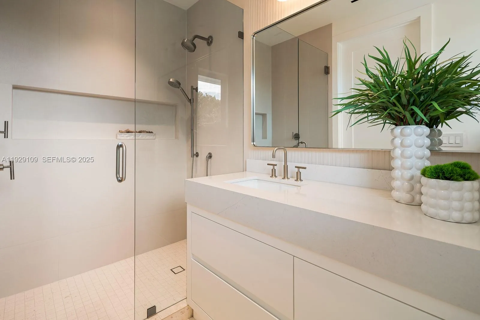 South Miami, Florida 33143, United States, 6 Bedrooms Bedrooms, ,7 BathroomsBathrooms,Residential,Active,254448