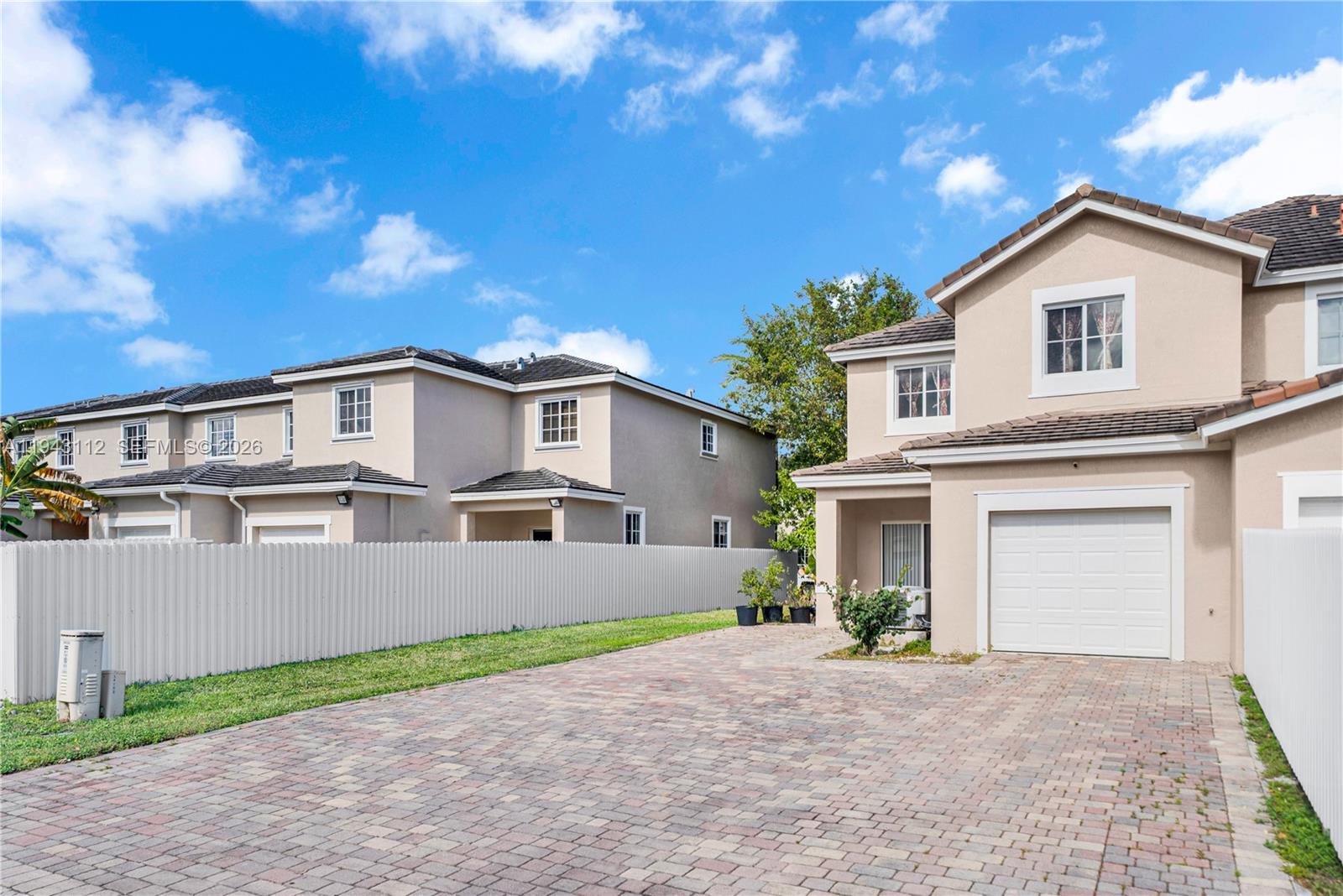 MANDARIN LAKES - Residential