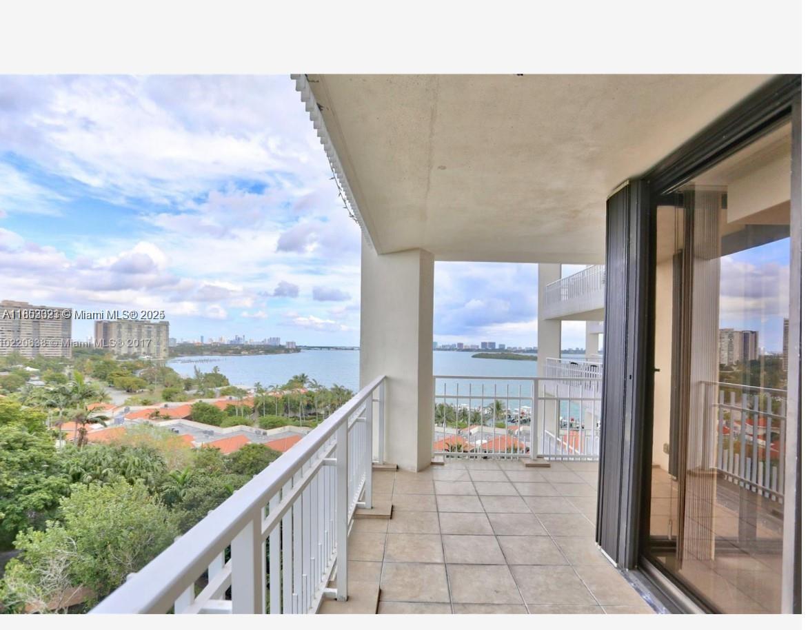 Amazing 2 bedrooms 2 Bathrooms with breathtaking bay views .Unit is located in the prestigious community of Quayside.Thee condo features tiles floors, spacious kitchen and formal dinning room. Large walking closets , his and hers sinks and jacuzzi .This gated community is on the water with tons of amenities like marina, 8 tennis courts ,clubhouse, restaurant etc. Easy to show . Call listing agent .
