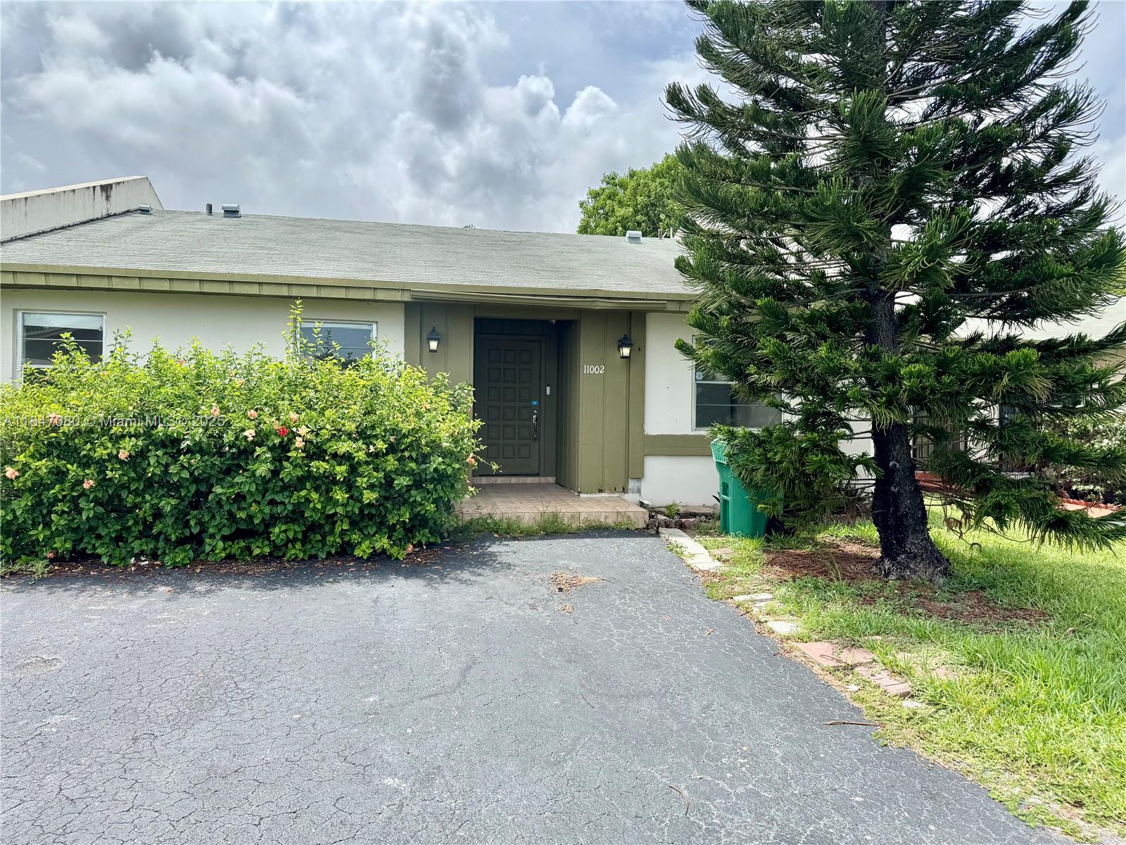 Freshly painted and well-maintained property in excellent and quiet neighborhood in kendall. Renovated kitchen and Brand new stainless steel appliances, washer and dryer and a large fence backyard perfect for relaxing outdoors. Driveway with space for multiple vehicles.Fast approval.