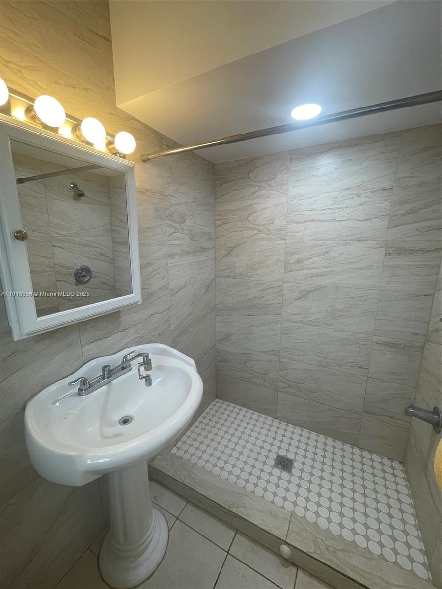 NORTH HOLLYWOOD - Residential Lease