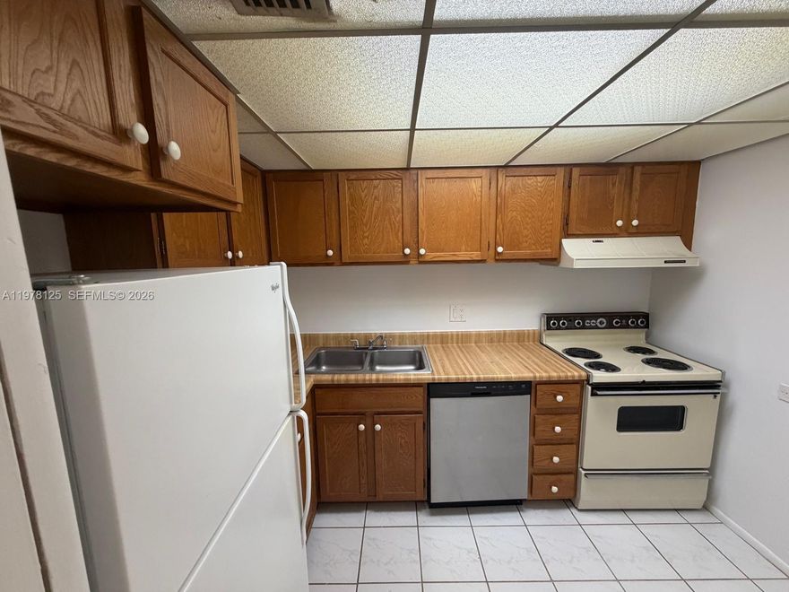 Bright and spacious 1-bedroom, 1.5-bathroom condo located in the gated, resort-style community of International Village at Inverrary. Enjoy a unique European-inspired setting with beautifully landscaped grounds and a wide range of amenities designed for comfort and relaxation. Residents have access to indoor and outdoor pools, a fully equipped fitness center, golf practice range, BBQ areas, and much more. Ideally located near shopping, dining, and major roadways, offering both convenience and an exceptional lifestyle.