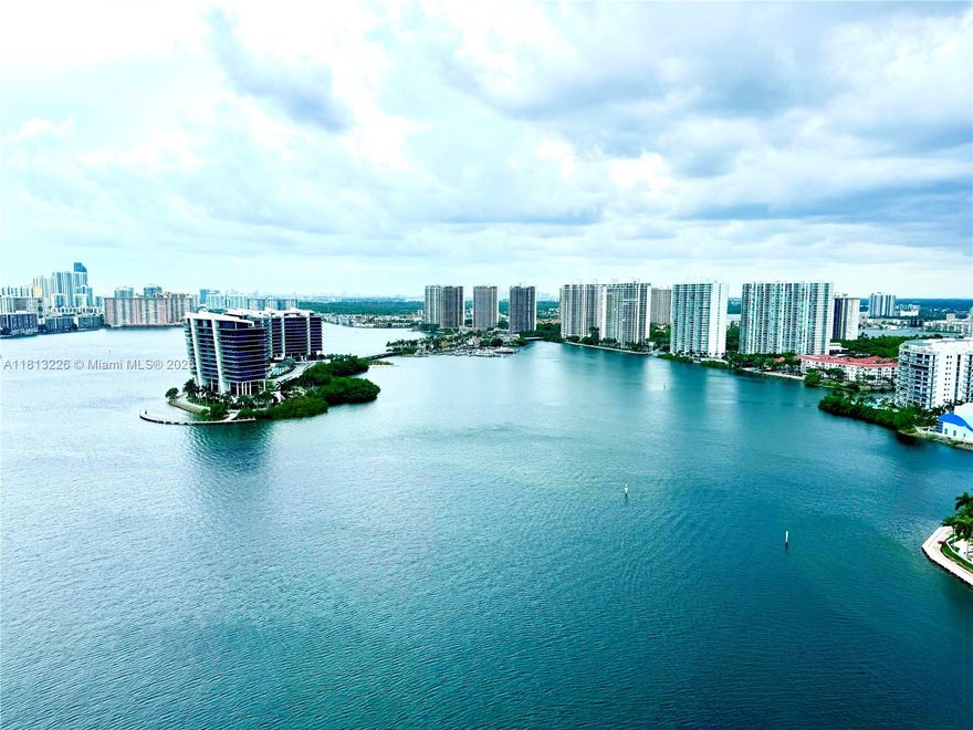 Beautiful water views in this 30th floor, in Mystic pointe 3 bedrooms and 3 bathroom, laundry room. 
Mystic has clay tennis courts, pickle ball courts and basket ball court, a path around the island, swimming pool, gym, partyroom, and it is pet friendly.
Garage for your car, and also lobby and gated community
There is also a marina with docks, they are sold and rented separated, no fixed bridges, so bring your sailboat or your boat and live in this wonderful place.