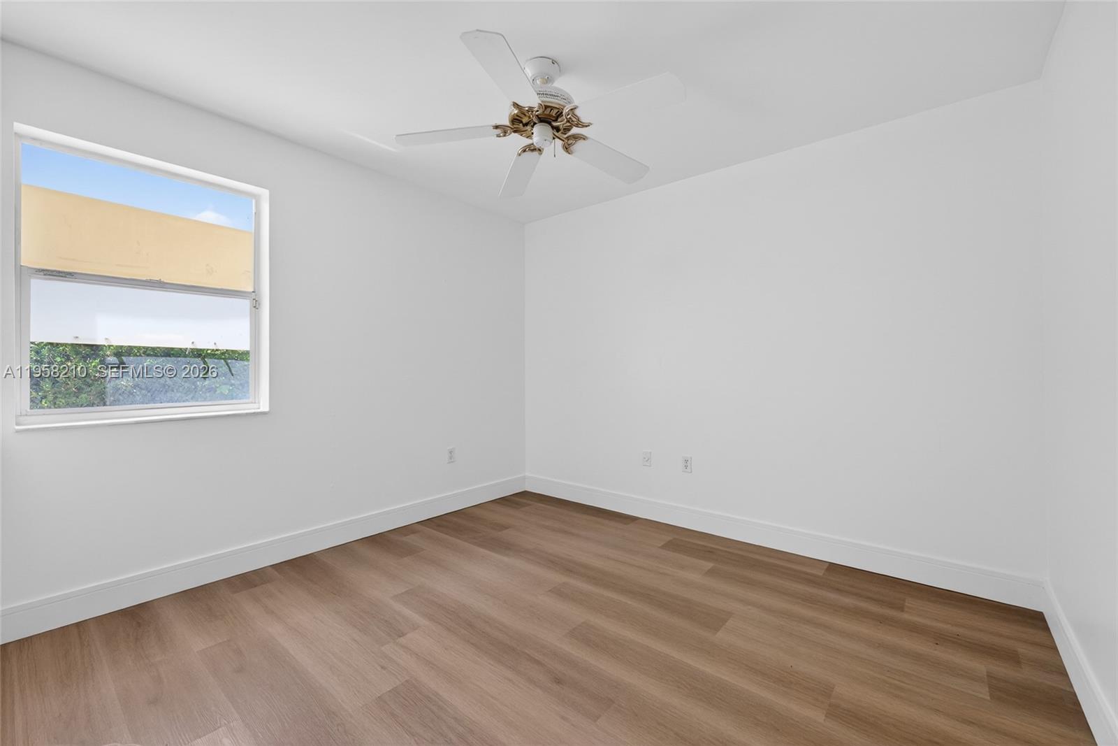 HOLLYWOOD LAKES COUNTRY C - Residential