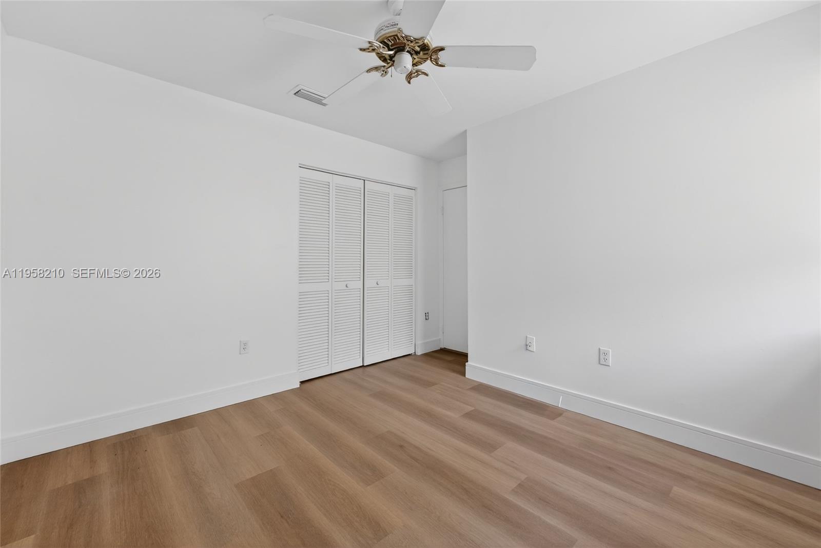 HOLLYWOOD LAKES COUNTRY C - Residential