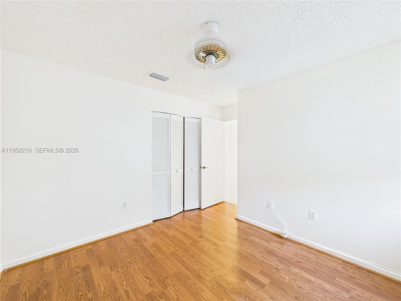 HOLLYWOOD LAKES COUNTRY C - Residential