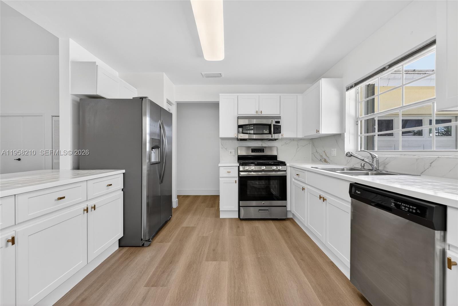 HOLLYWOOD LAKES COUNTRY C - Residential