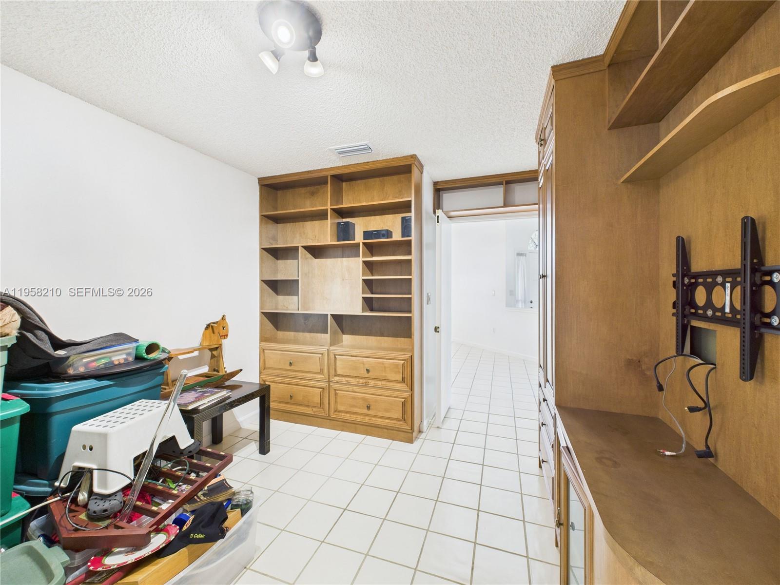 HOLLYWOOD LAKES COUNTRY C - Residential