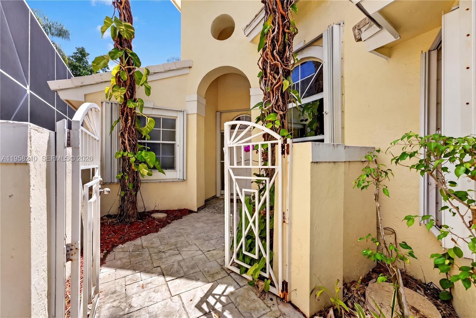 HOLLYWOOD LAKES COUNTRY C - Residential