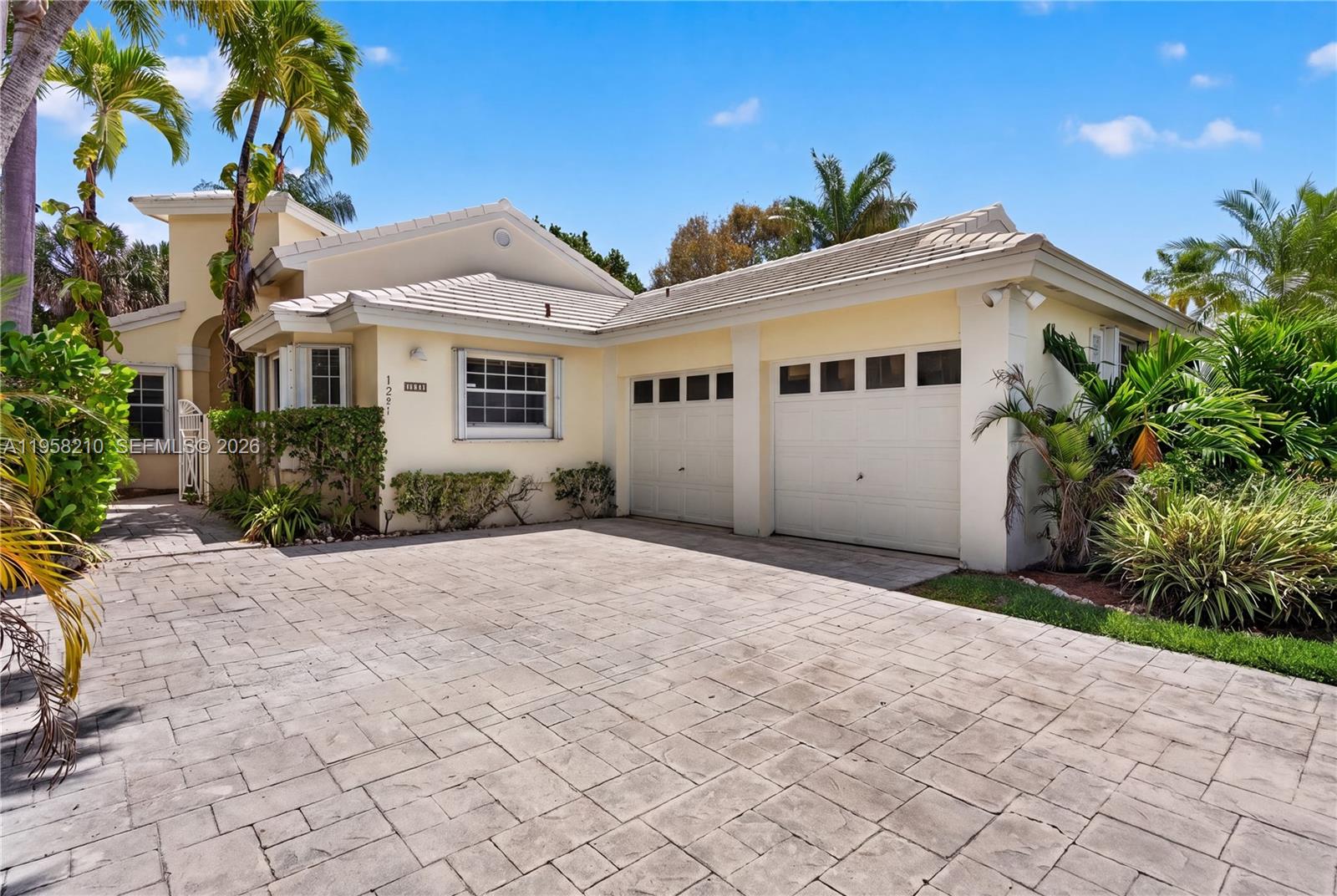 HOLLYWOOD LAKES COUNTRY C - Residential