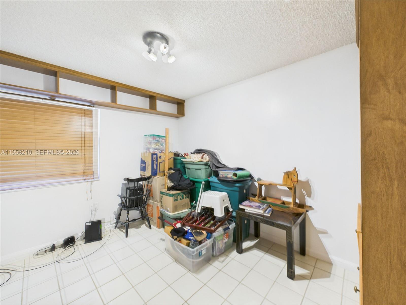 HOLLYWOOD LAKES COUNTRY C - Residential