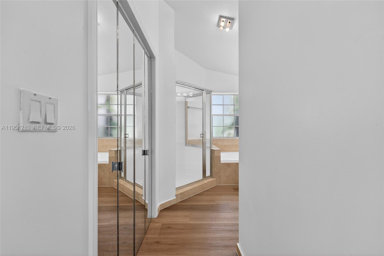 HOLLYWOOD LAKES COUNTRY C - Residential