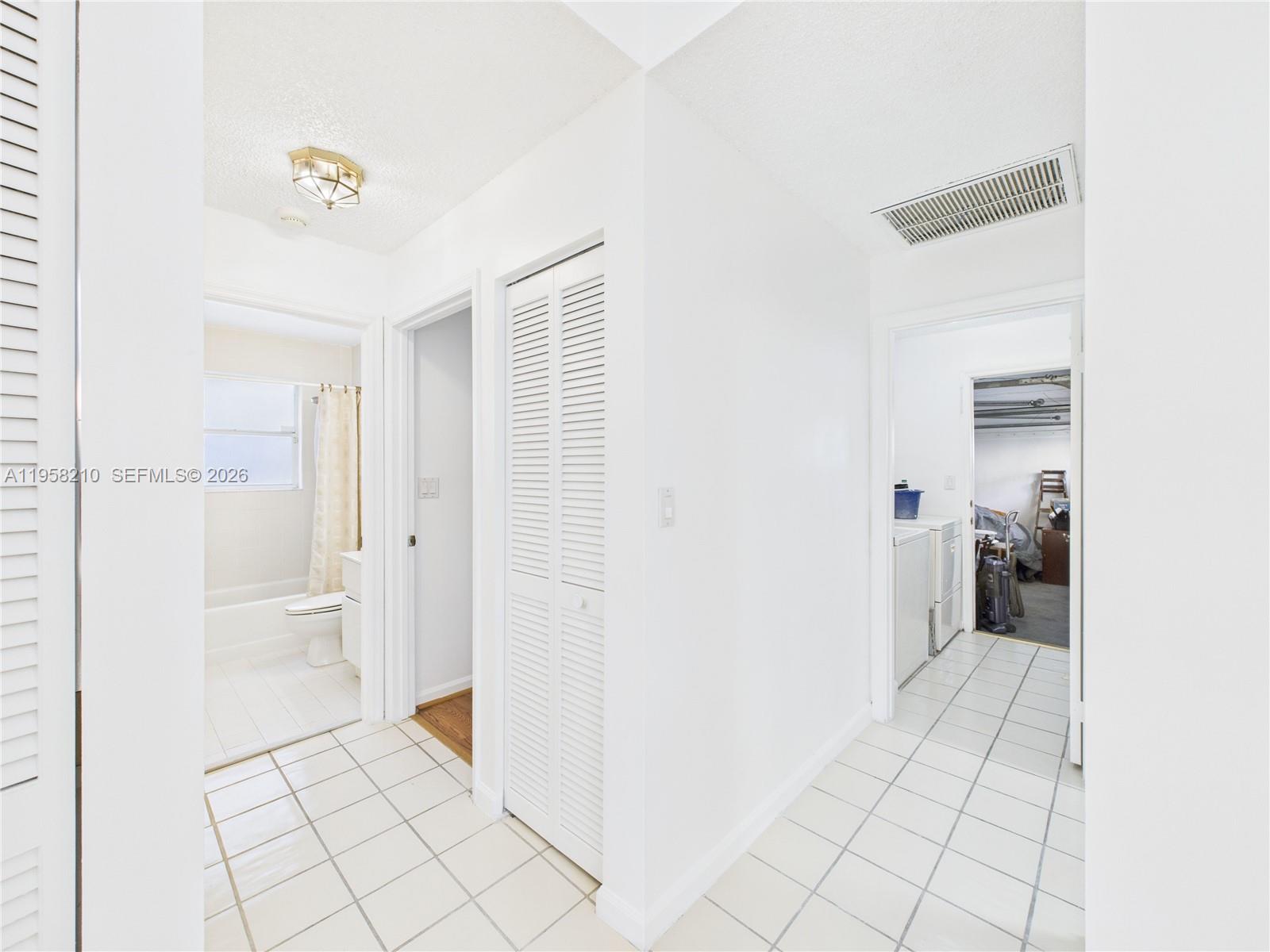 HOLLYWOOD LAKES COUNTRY C - Residential