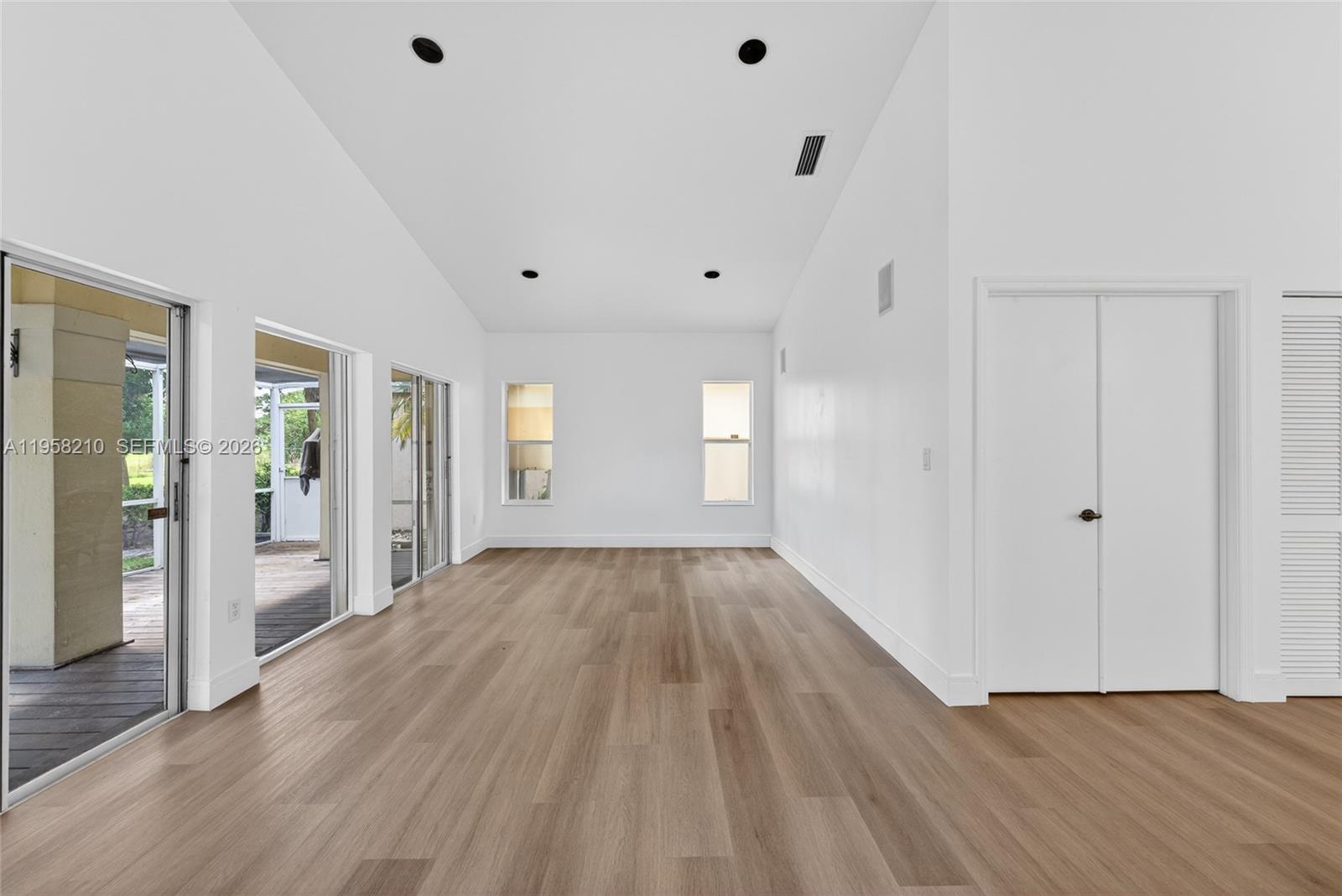 HOLLYWOOD LAKES COUNTRY C - Residential
