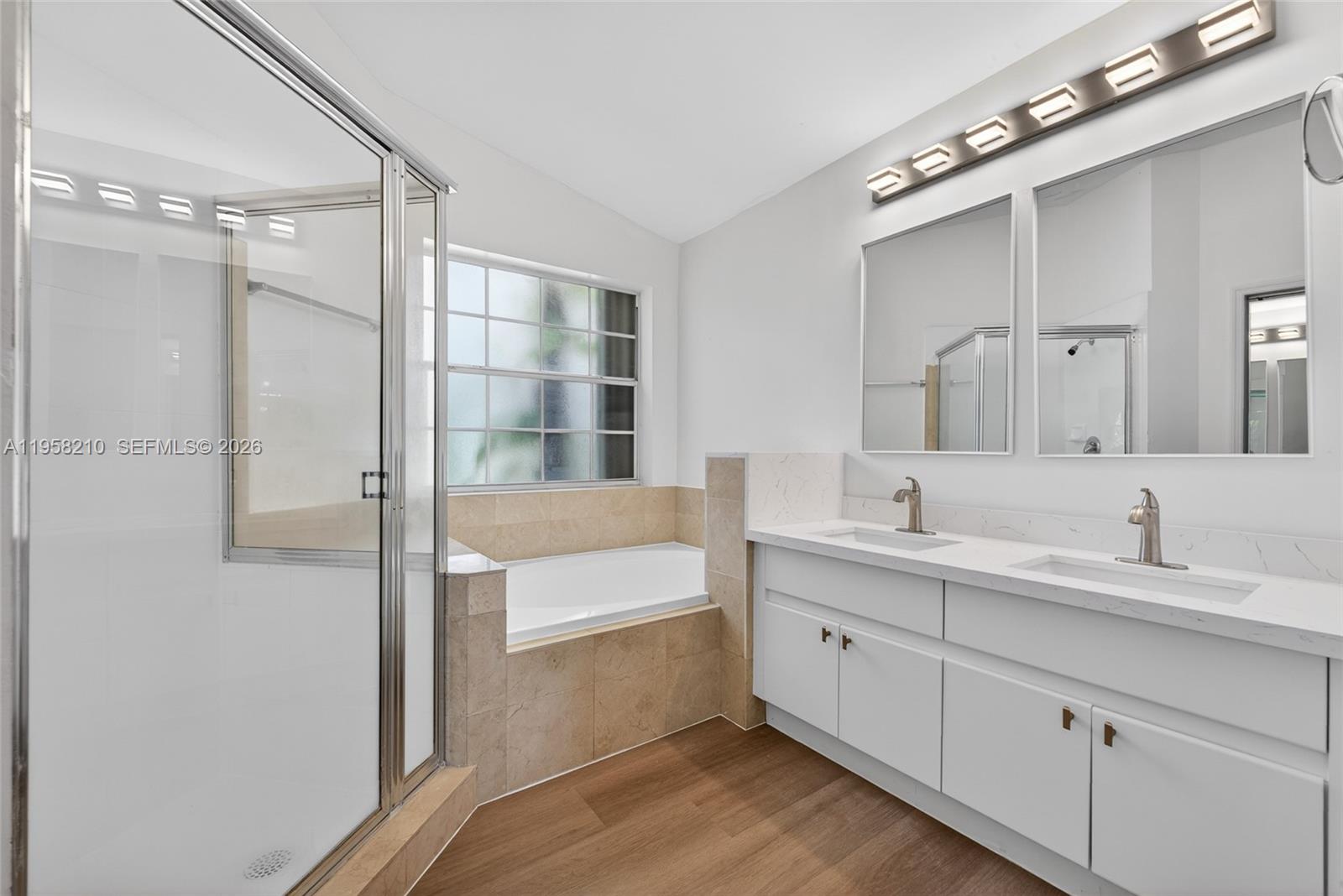 HOLLYWOOD LAKES COUNTRY C - Residential