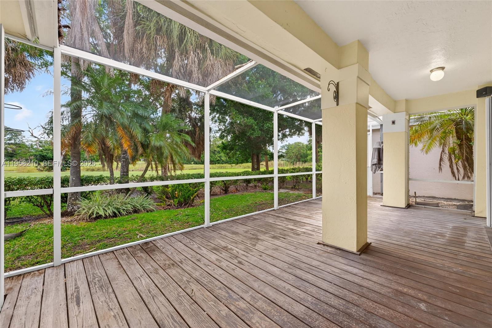 HOLLYWOOD LAKES COUNTRY C - Residential