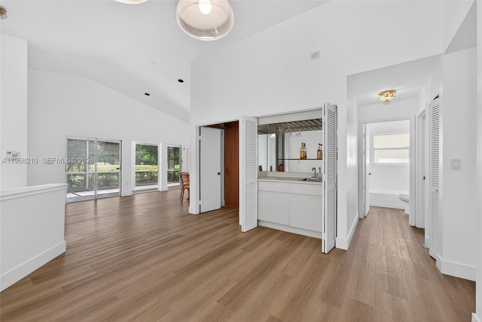 HOLLYWOOD LAKES COUNTRY C - Residential
