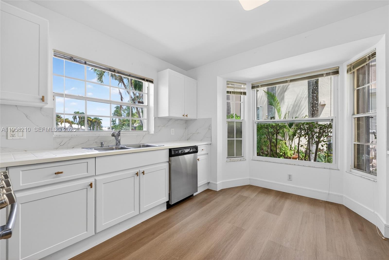 HOLLYWOOD LAKES COUNTRY C - Residential