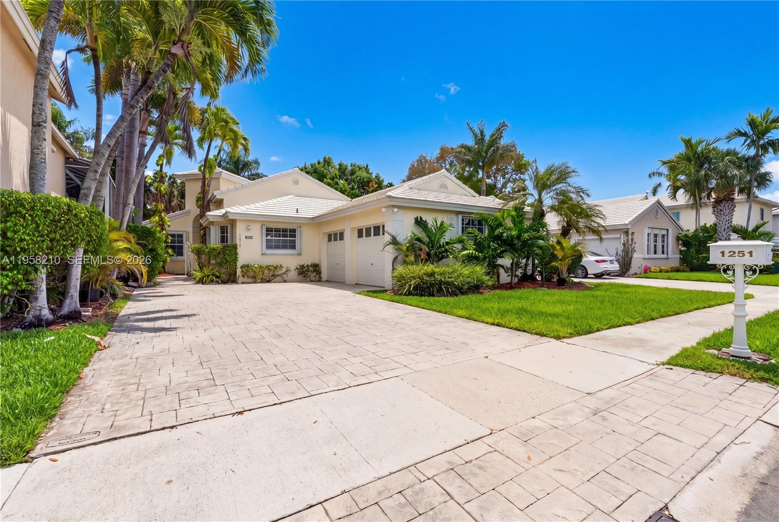 HOLLYWOOD LAKES COUNTRY C - Residential