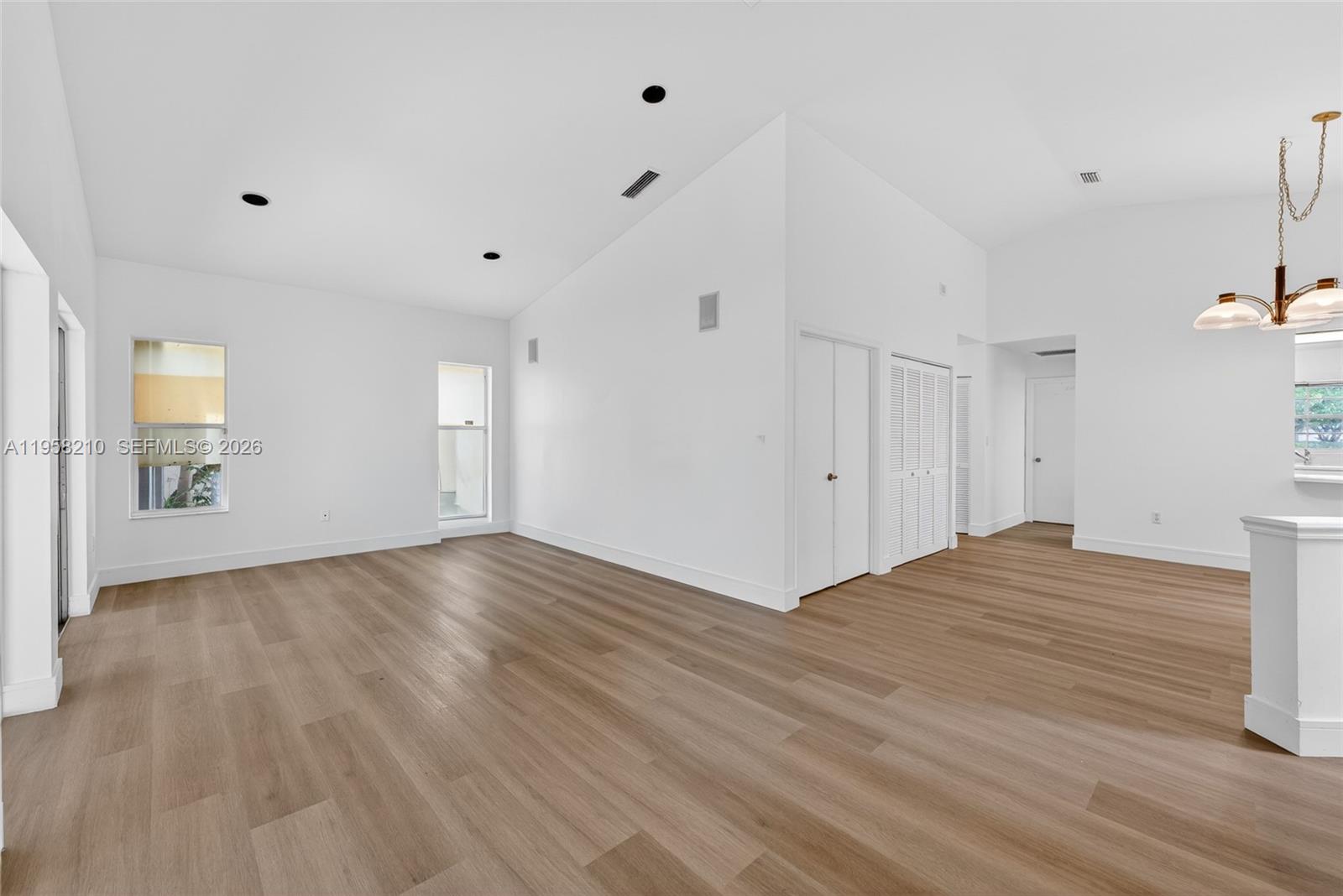 HOLLYWOOD LAKES COUNTRY C - Residential