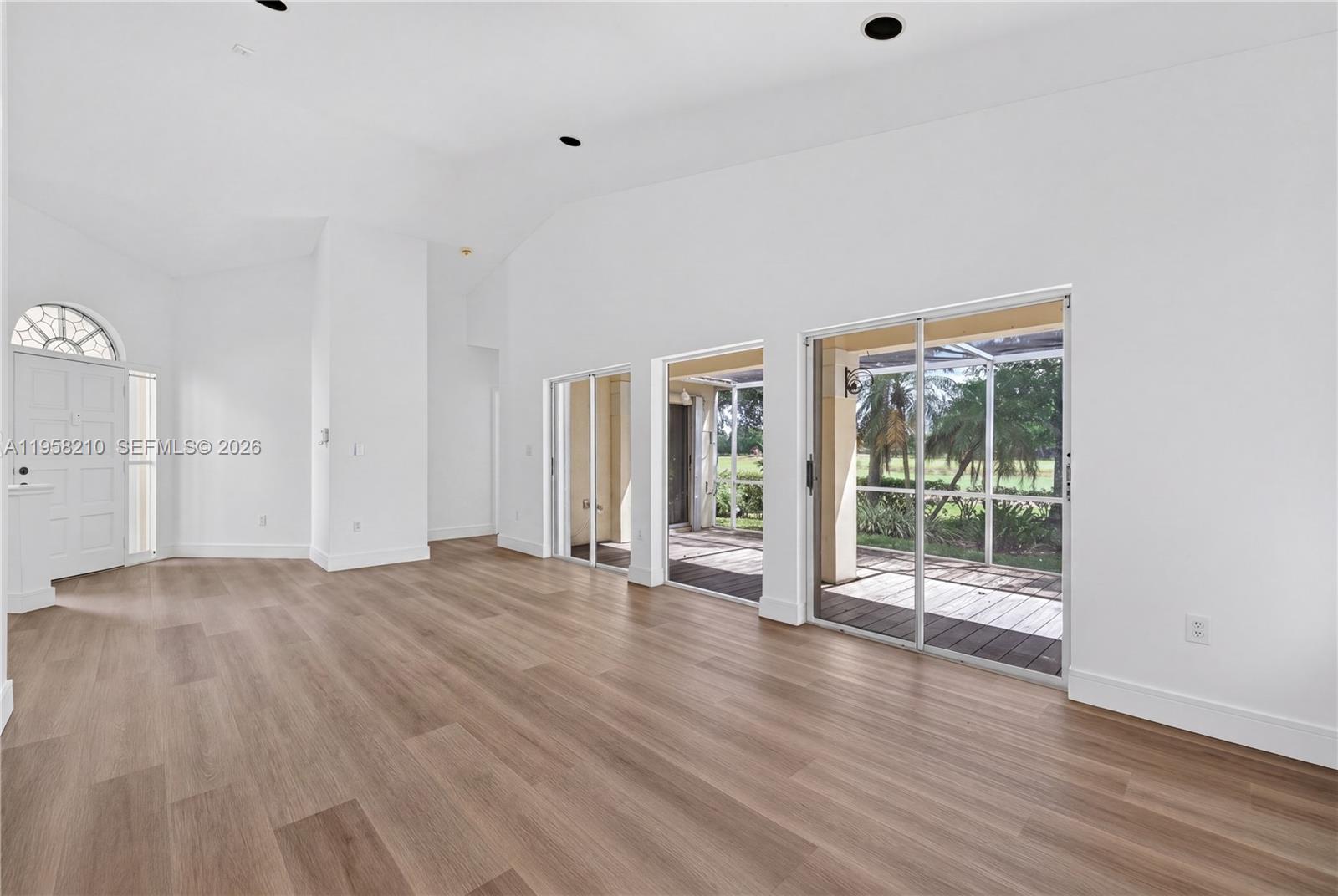 HOLLYWOOD LAKES COUNTRY C - Residential