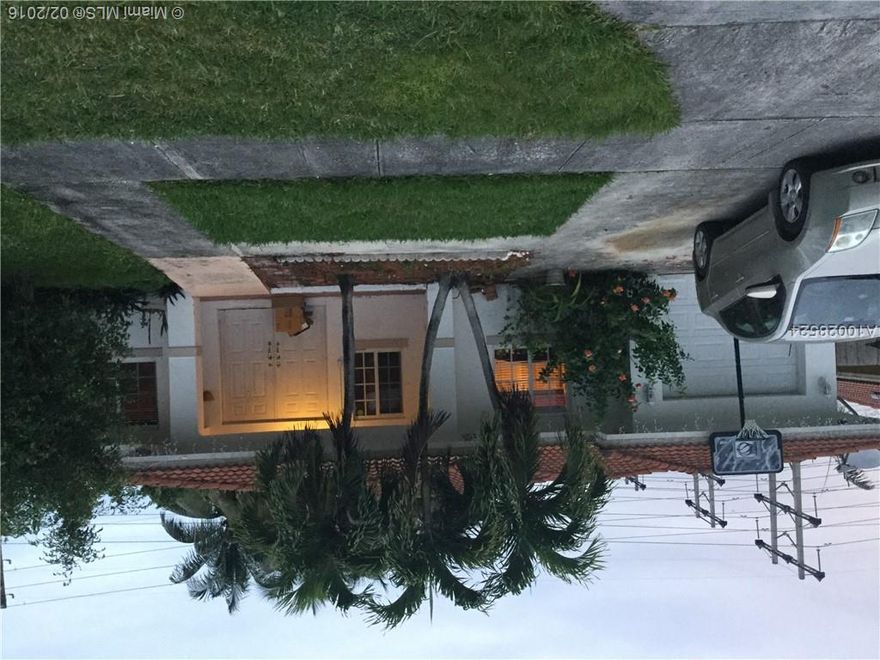 SINGLE FAMILY WITH 4 BEDROOMS AND 2 BATHROOMS, SPACIOUS LIVING ROOM, GREAT FOR FAMILIES, NO ASSOCIATION, EXCELLENT NEIGHBORHOOD. 24 HOURS FOR APPOINTMENT - CALL LISTING AGENT