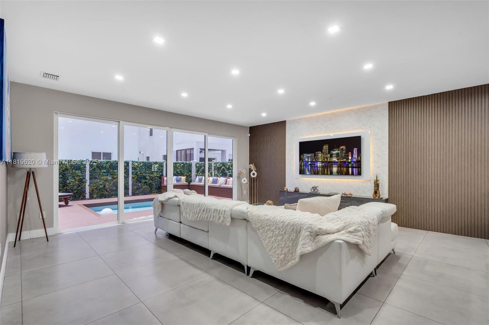 DORAL COMMONS RESIDENTIAL - Residential Lease