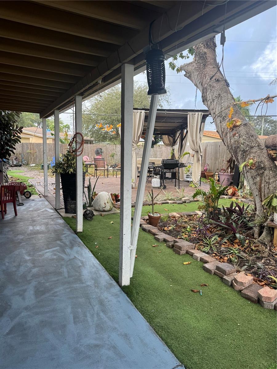 LAUDERDALE VILLAS - Residential