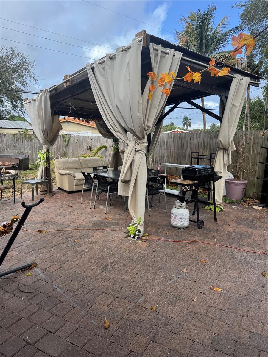 LAUDERDALE VILLAS - Residential