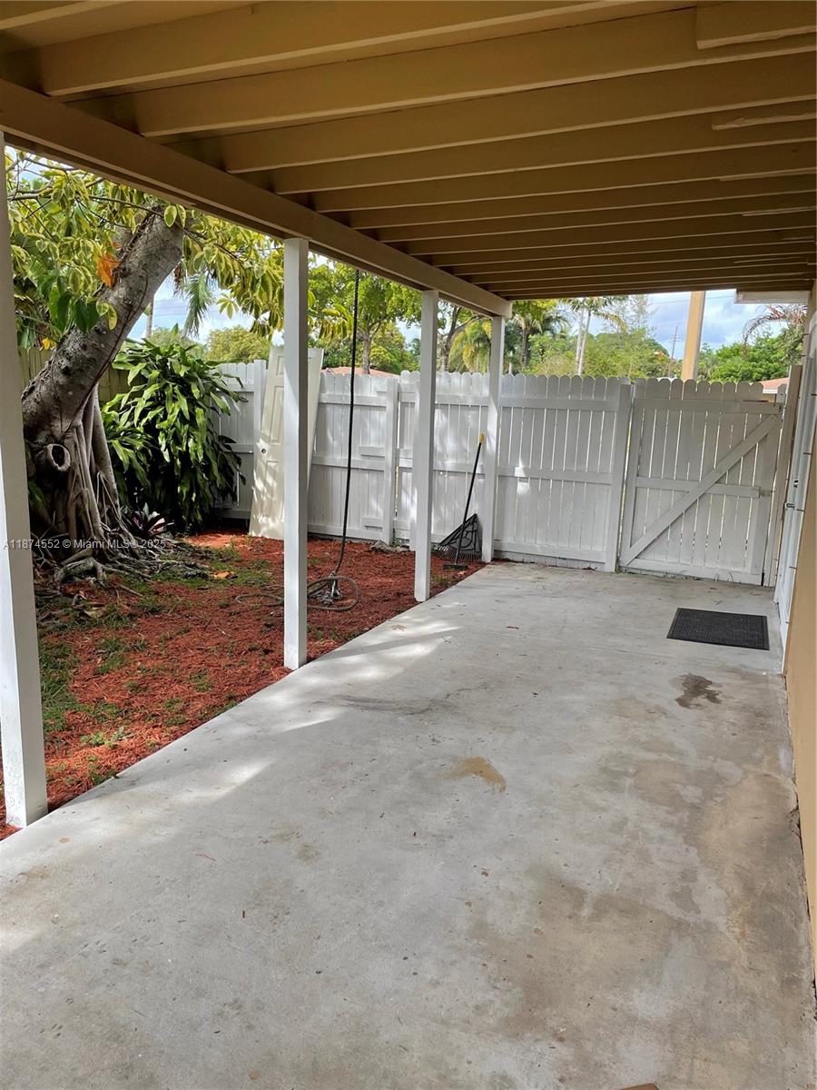 LAUDERDALE VILLAS - Residential