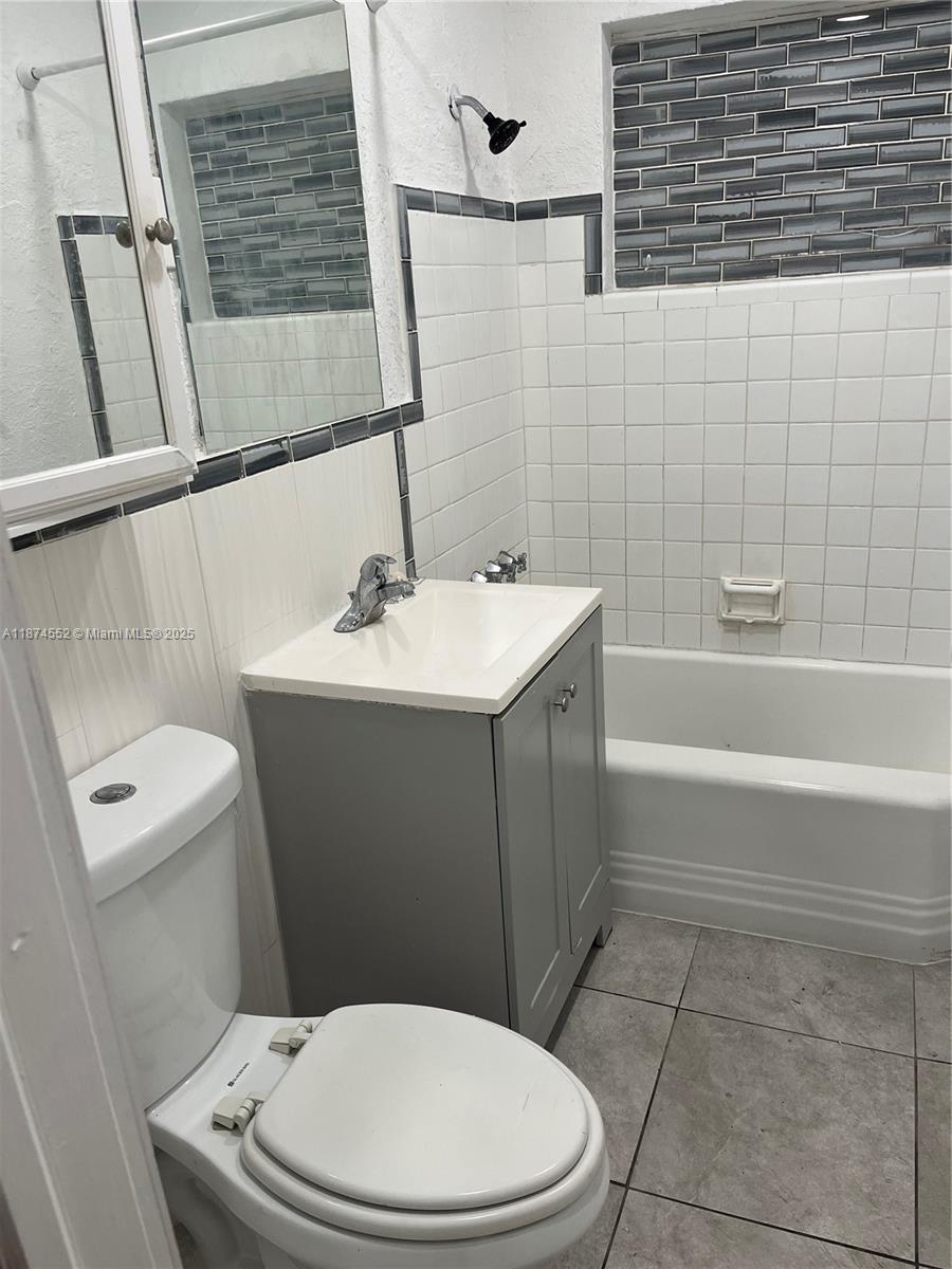 LAUDERDALE VILLAS - Residential