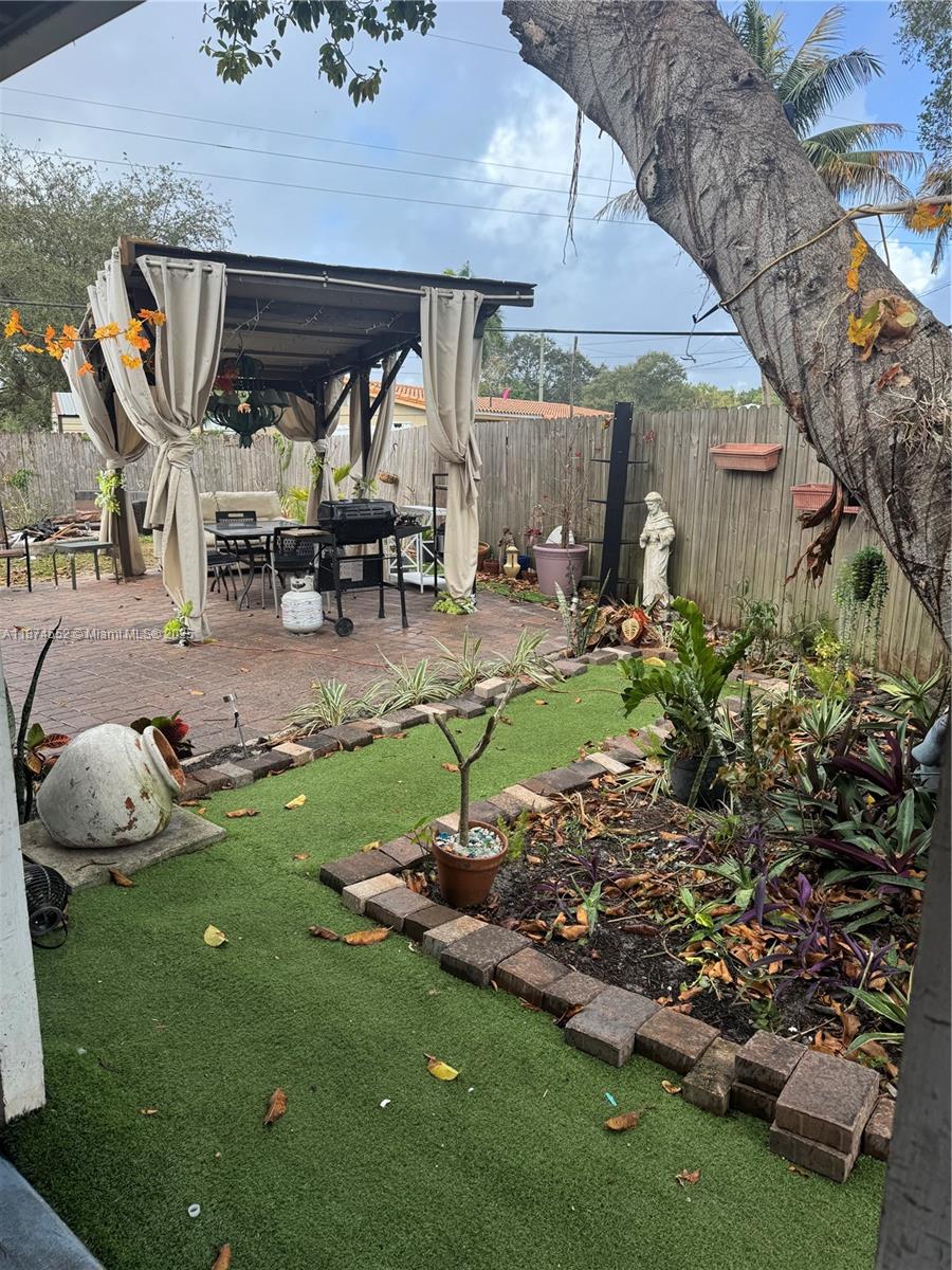 LAUDERDALE VILLAS - Residential