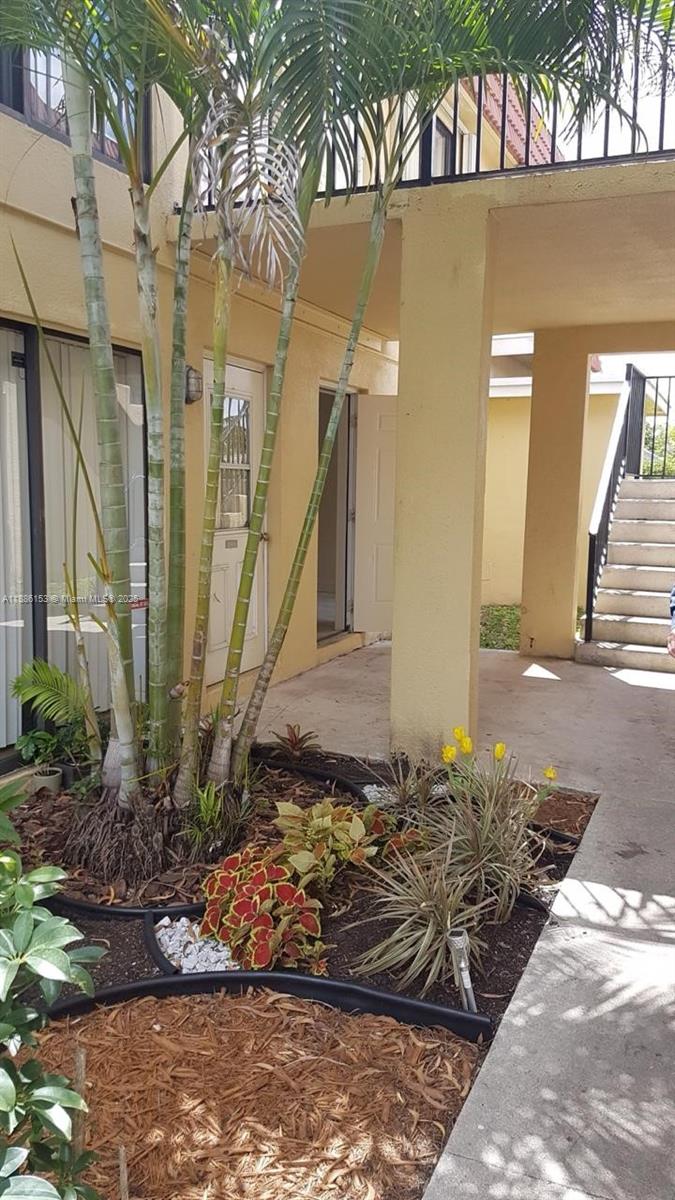 Beautiful 2/1 with water canal view. Association requires 650 or more score credit.