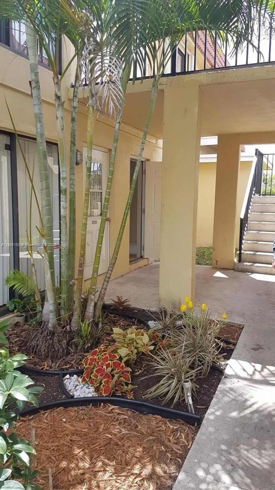 Beautiful 2/1 with water canal view. Association requires 650 or more score credit.
