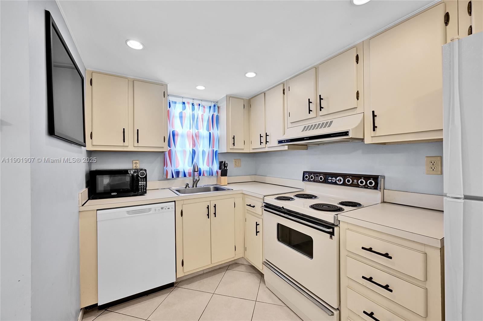 ROLLING HILLS GOLF AND - Residential Lease