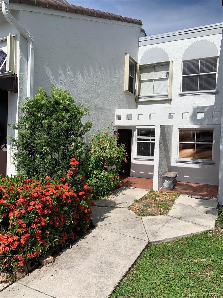 GREAT FIRST FLOOR APARTMENT, WITH 2 MASTER BEDROOMS, ALL TILED. LOCATED AND END OF STREET WITH ASSIGNED PARKING IN FRONT OF THE UNIT, SEVERAL GUEST SPACES ACROSS THE PROPERTY. LARGE LIVING AREA WITH EAT IN KITCHEN, COMMUNITY HAS GREAT LOCATION CLOSE TO EVERYTHING AND FEATURES INCLUDED GUARD AT THE GATE, 2 POOLS, GYM AND TENNIS COURTS. EASY TO SHOW .