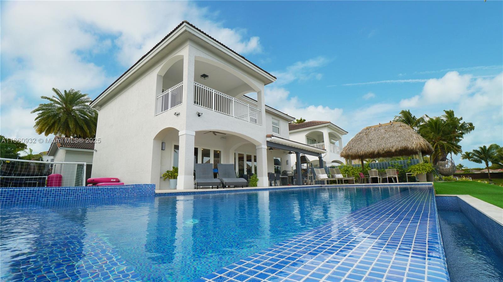 Amazing Apartment, with pool, Spa, with view with, east and west, also including a water front view.