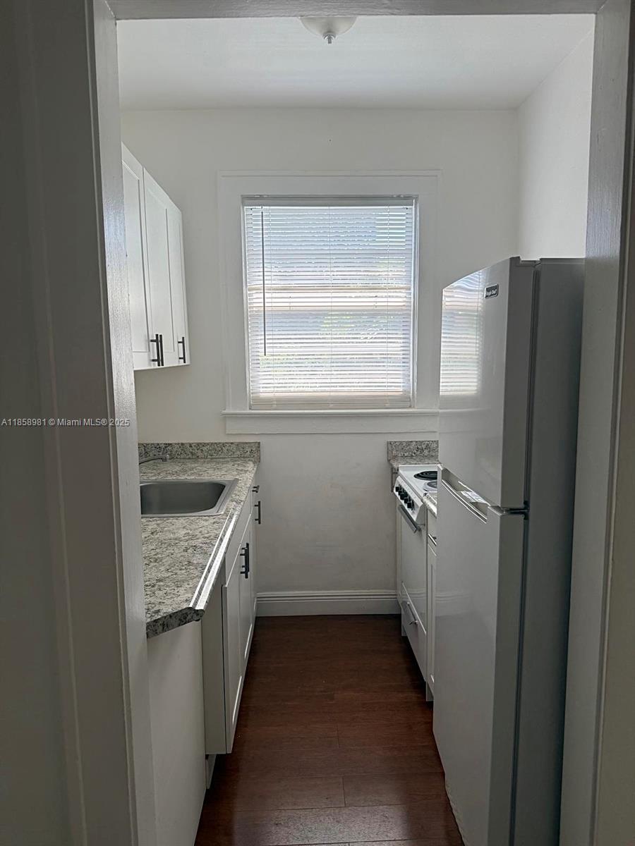 ONLY TWO MONTHS : first and security deposit required! Beautifully maintained 1 bed 1 bath apartment available for rent in Coral Gables. Laundry unit a 3 min walk from building. Easy to show!
