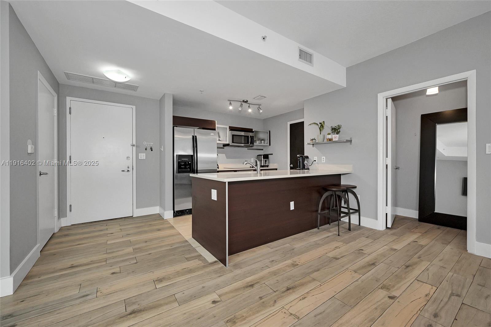 1900 N Bayshore Dr 4019