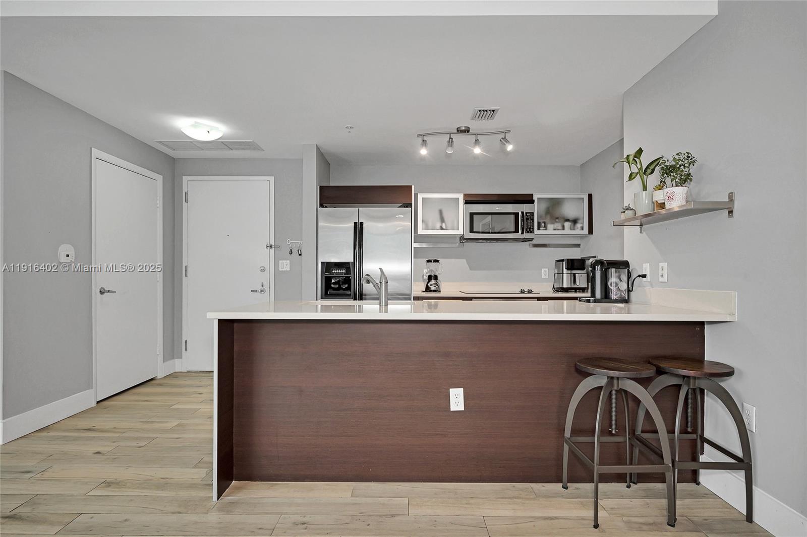 1900 N Bayshore Dr 4019