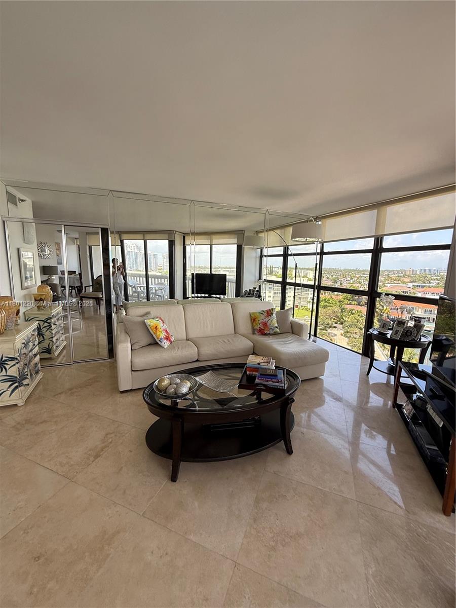Property for Sale at 1000 Island Blvd 911, Aventura, Miami-Dade County, Florida - Bedrooms: 2 
Bathrooms: 2  - $385,000