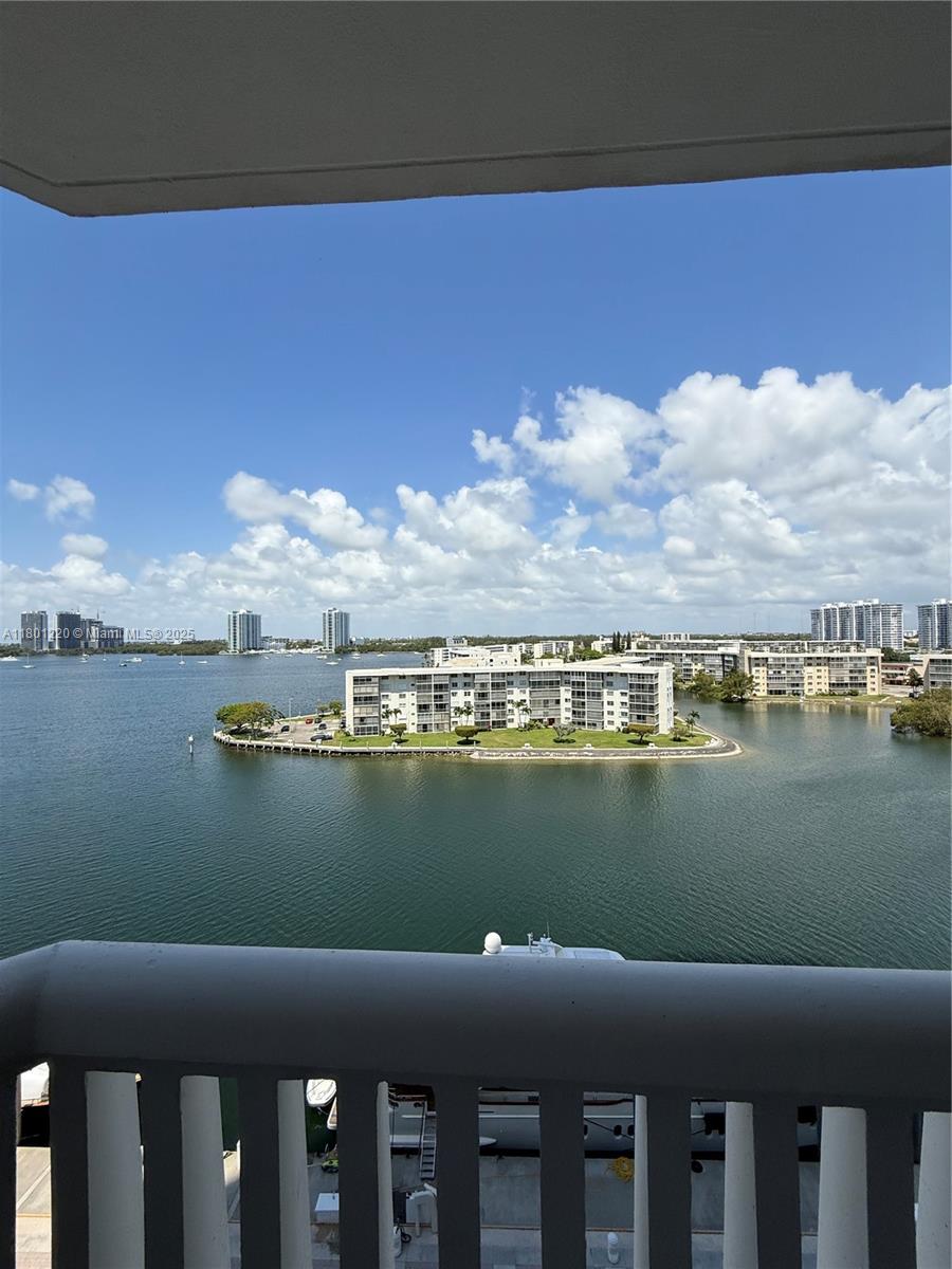 1000 ISL BLVD WILLIAMS IS - Residential